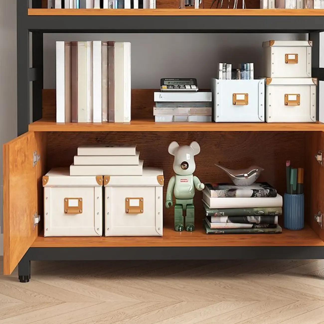 Bibliothèque verticale en bois marron à plusieurs étagères avec armoire