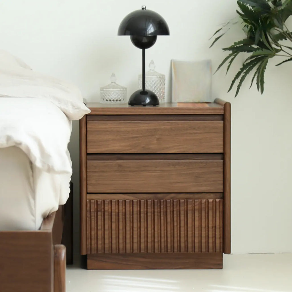 Comodino scandinavo a 3 cassetti in legno di noce