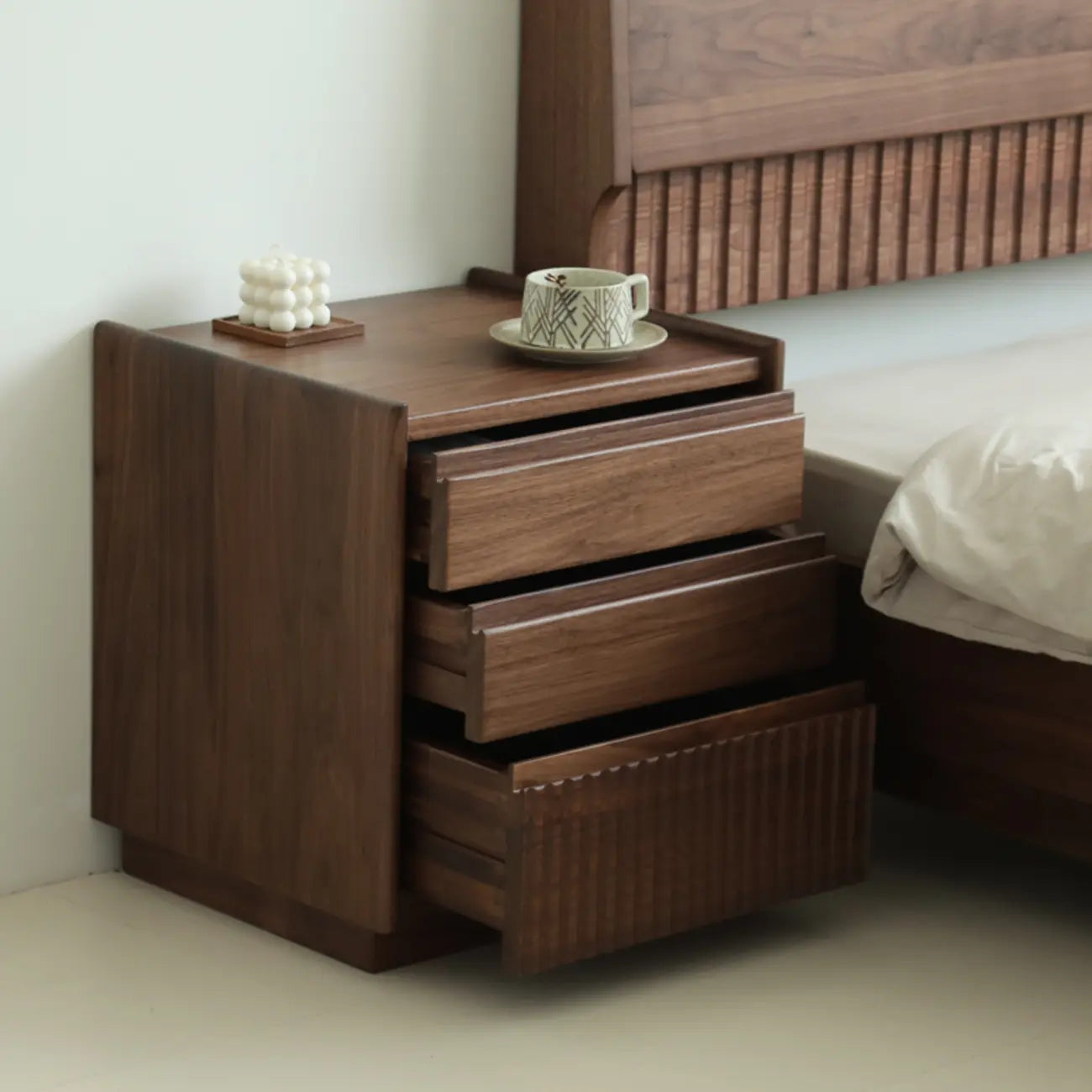 Comodino scandinavo a 3 cassetti in legno di noce