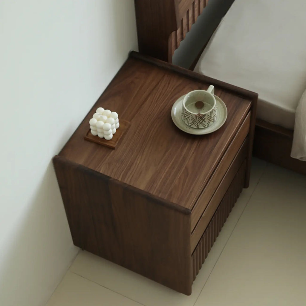 Comodino scandinavo a 3 cassetti in legno di noce