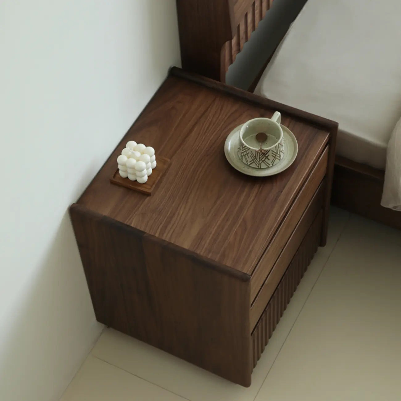 Comodino scandinavo a 3 cassetti in legno di noce