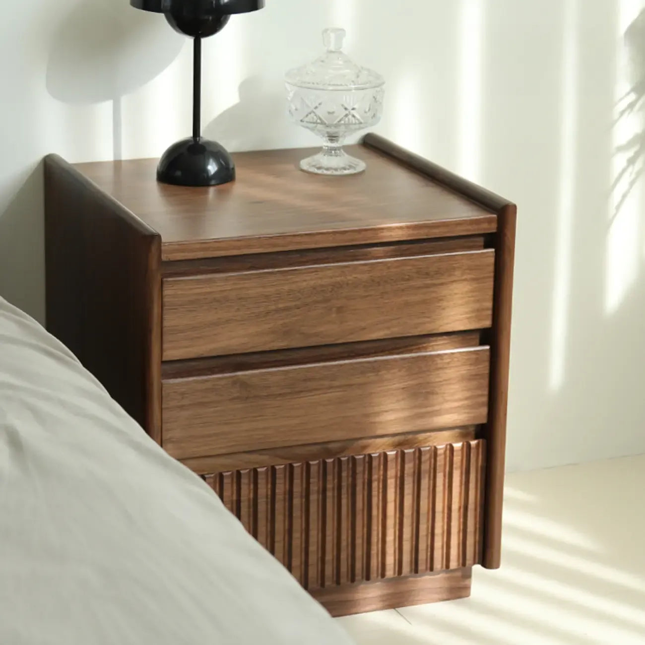 Comodino scandinavo a 3 cassetti in legno di noce