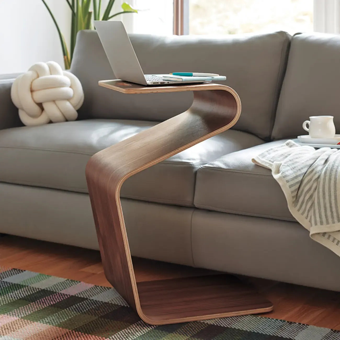 Table d'appoint convertible en bois brun noyer en forme de C