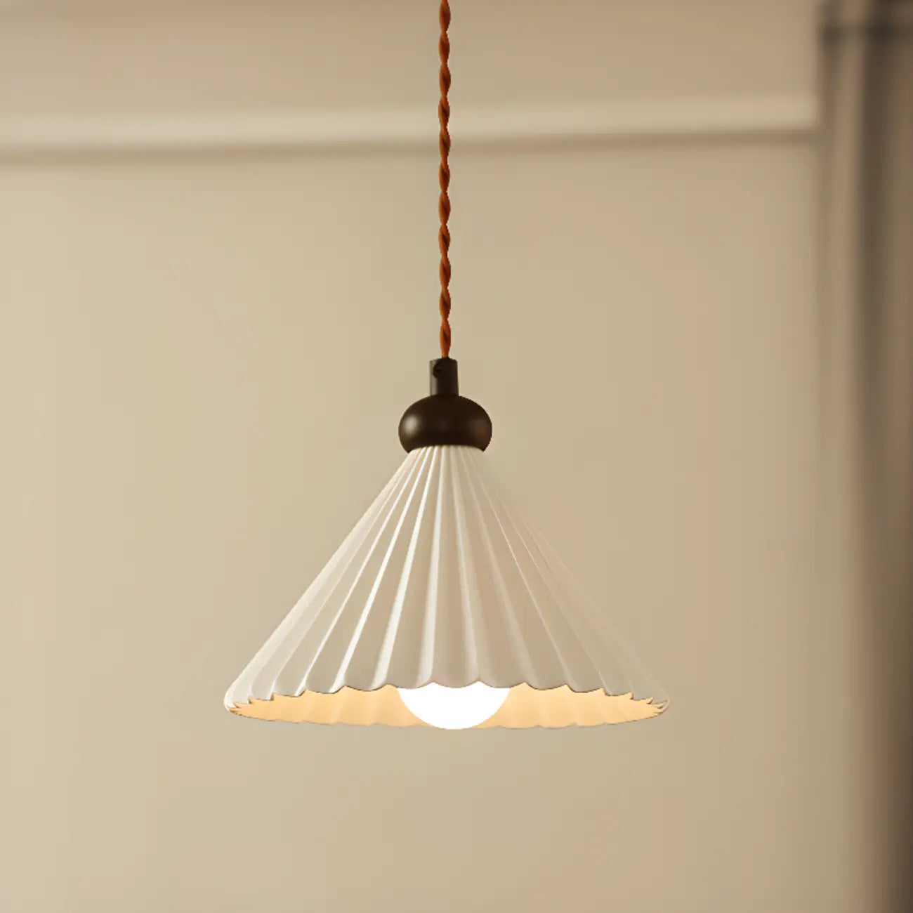Lampada a Sospensione LED a Cono in Ceramica Chic Regolabile per Interni