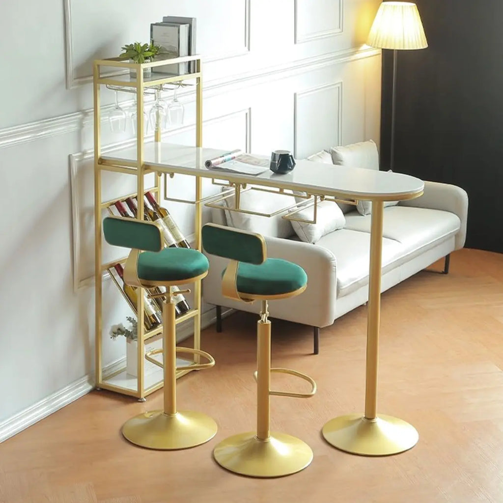 Table de bar moderne dorée avec étagères de rangement pour bouteilles de vin, idéale pour les bars à domicile.