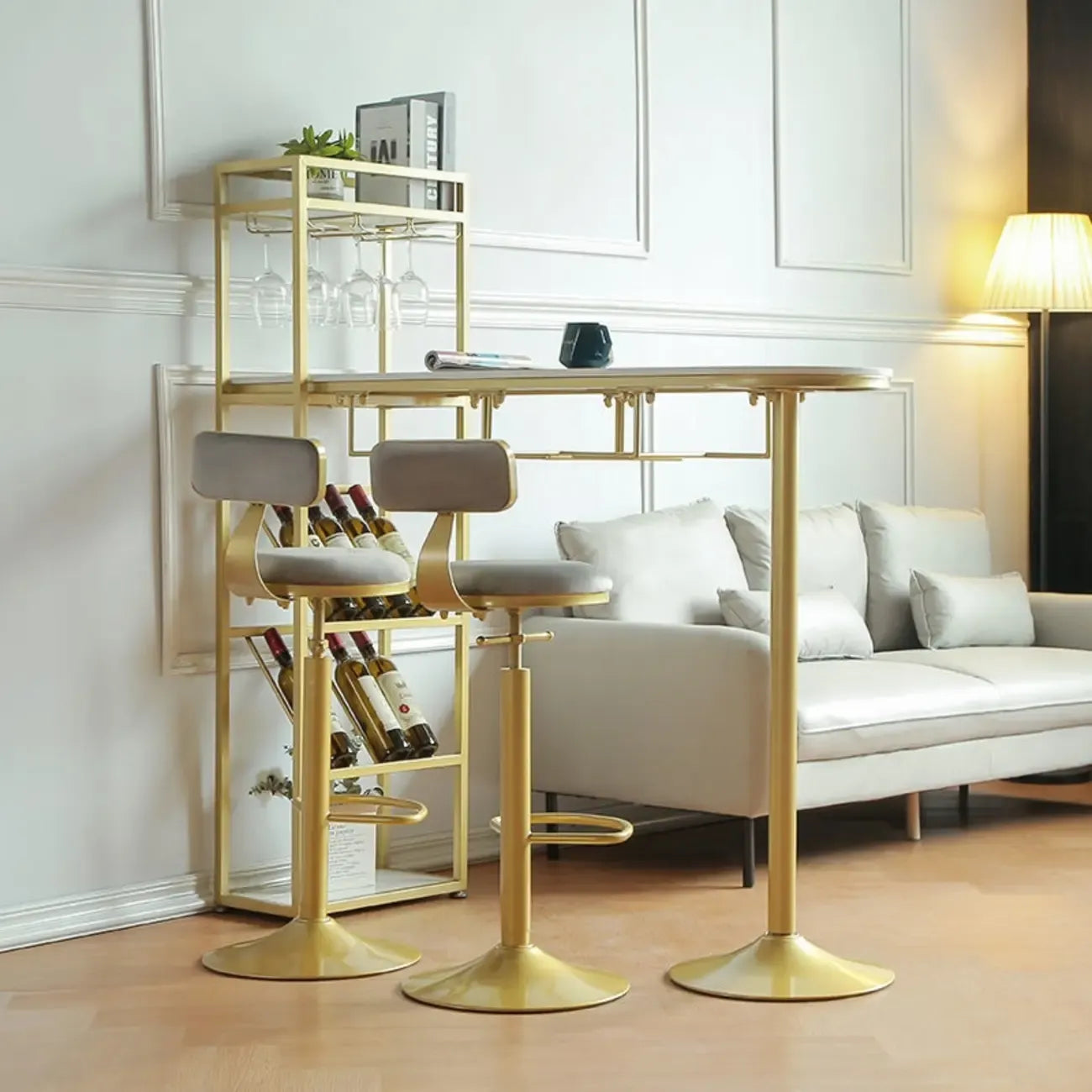 Table de bar moderne dorée avec étagères de rangement pour bouteilles de vin, idéale pour les bars à domicile.