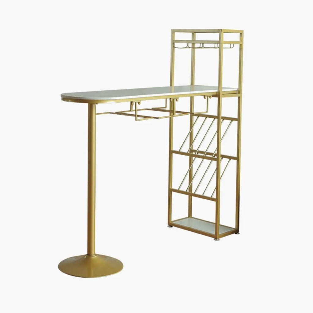 Table de bar moderne dorée avec étagères de rangement pour bouteilles de vin, idéale pour les bars à domicile.