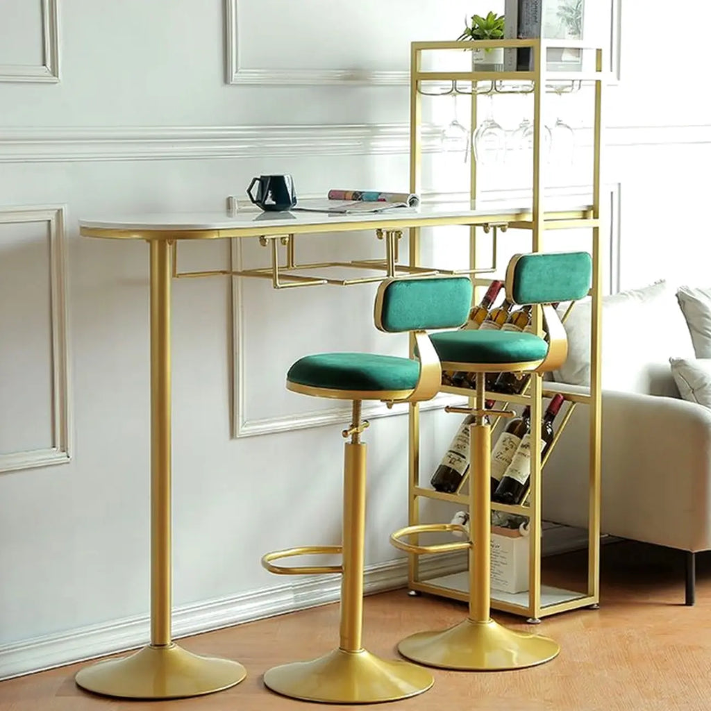 Table de bar moderne dorée avec étagères de rangement pour bouteilles de vin, idéale pour les bars à domicile.
