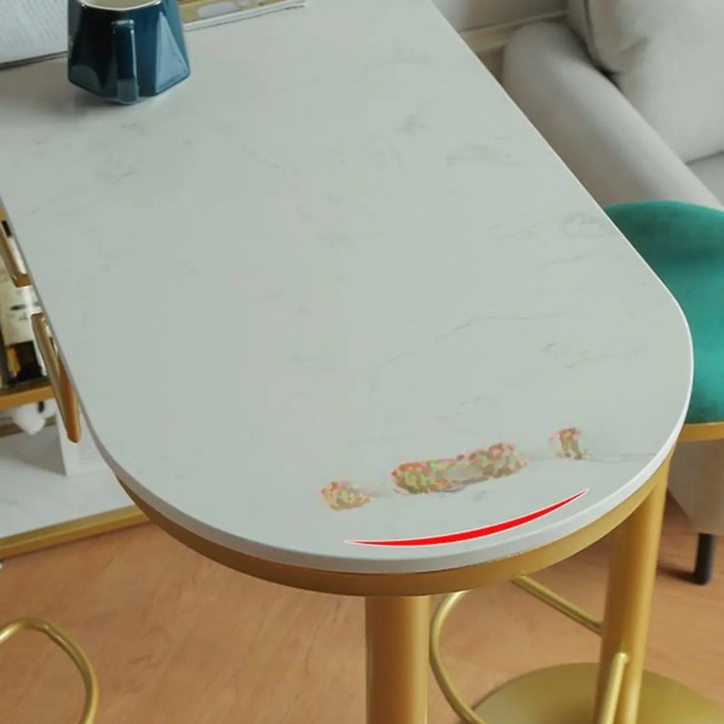 Table de bar moderne dorée avec étagères de rangement pour bouteilles de vin, idéale pour les bars à domicile.
