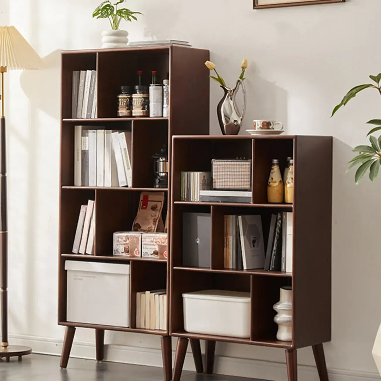 Bibliothèque verticale contemporaine en bois brun à dos fermé