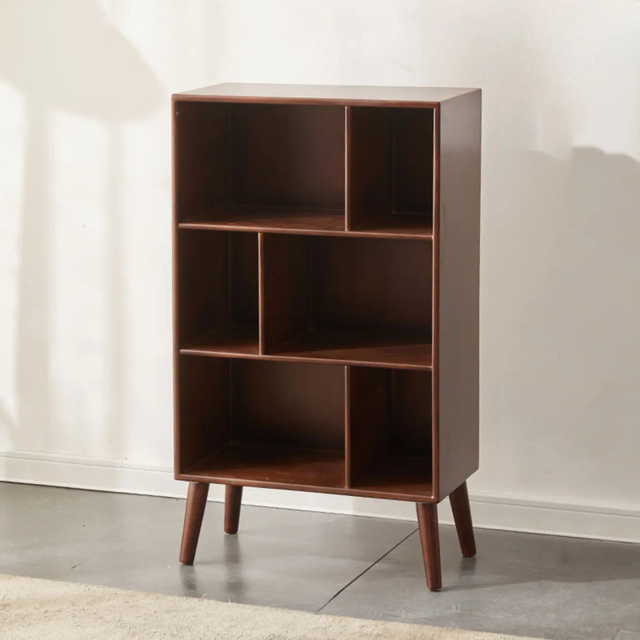 Bibliothèque verticale contemporaine en bois brun à dos fermé