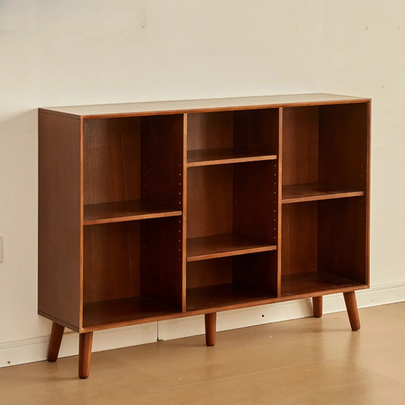 Bibliothèque verticale contemporaine en bois brun à dos fermé