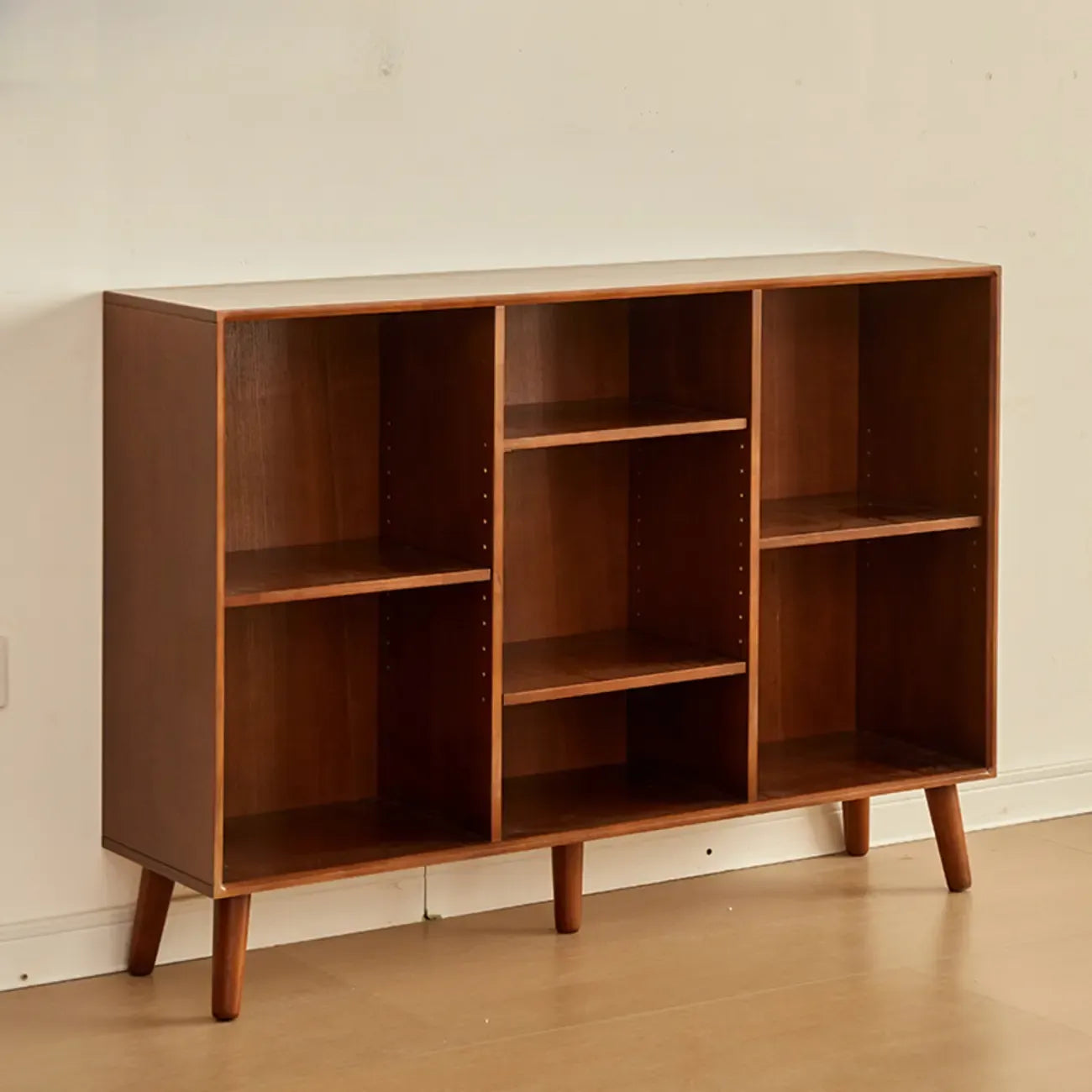 Bibliothèque verticale contemporaine en bois brun à dos fermé