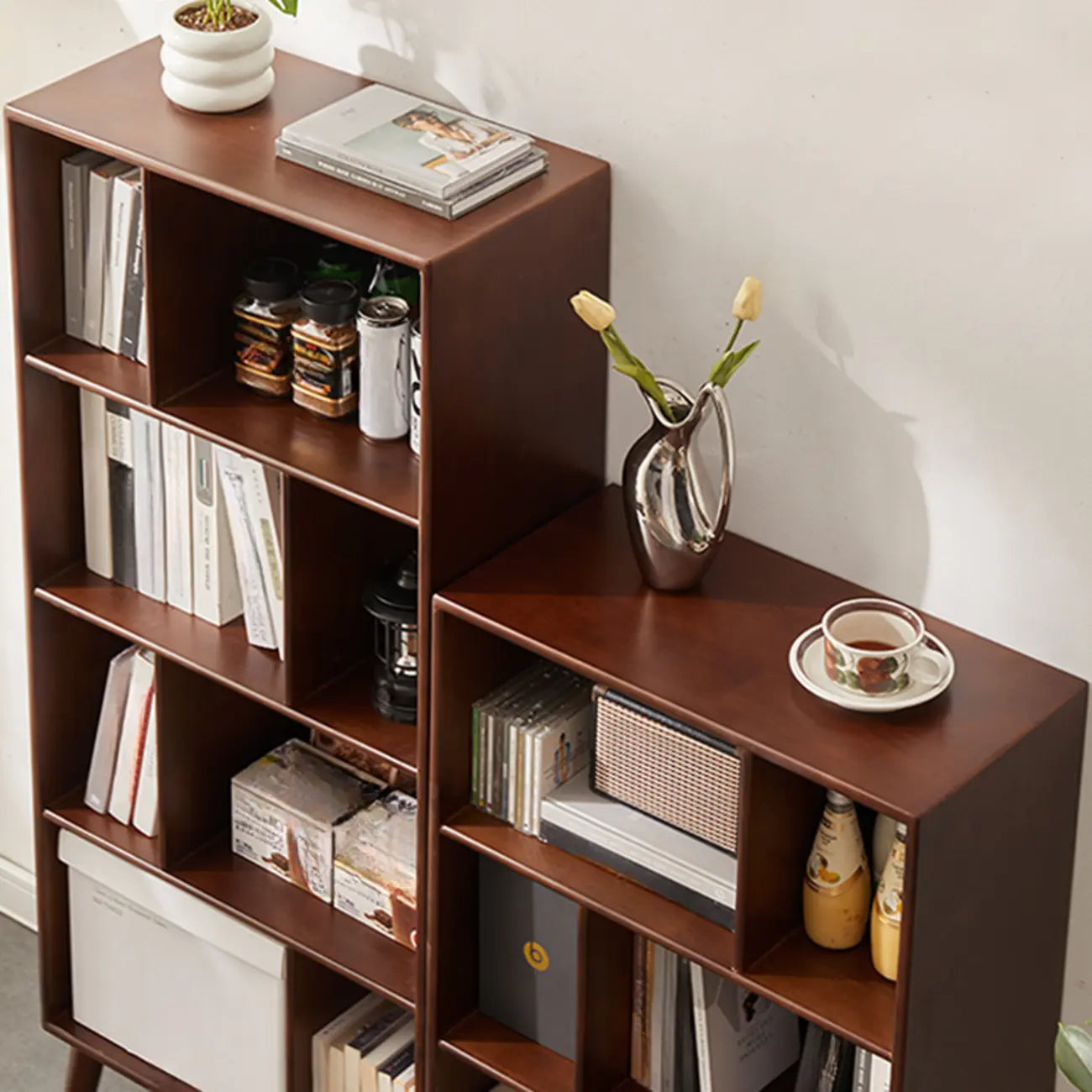 Bibliothèque verticale contemporaine en bois brun à dos fermé
