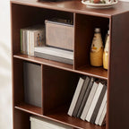 Bibliothèque verticale contemporaine en bois brun à dos fermé