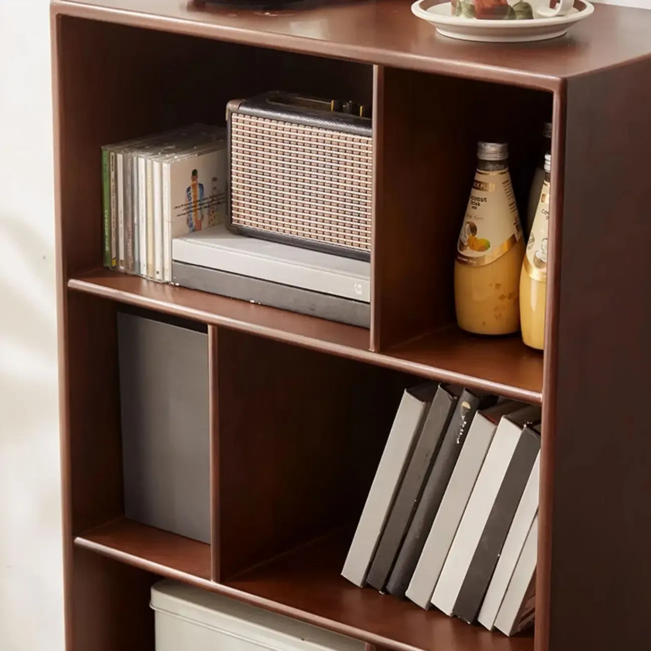 Bibliothèque verticale contemporaine en bois brun à dos fermé