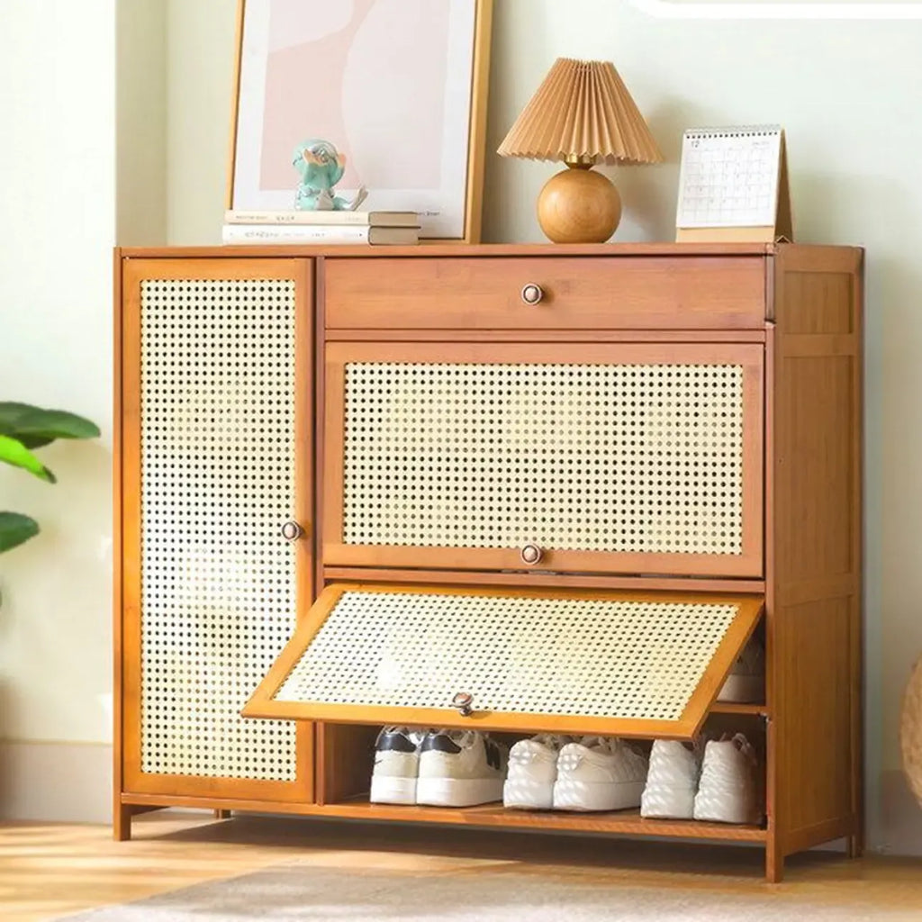 Meuble à chaussures bohème en bois brun avec portes en rotin