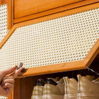 Meuble à chaussures bohème en bois brun avec portes en rotin