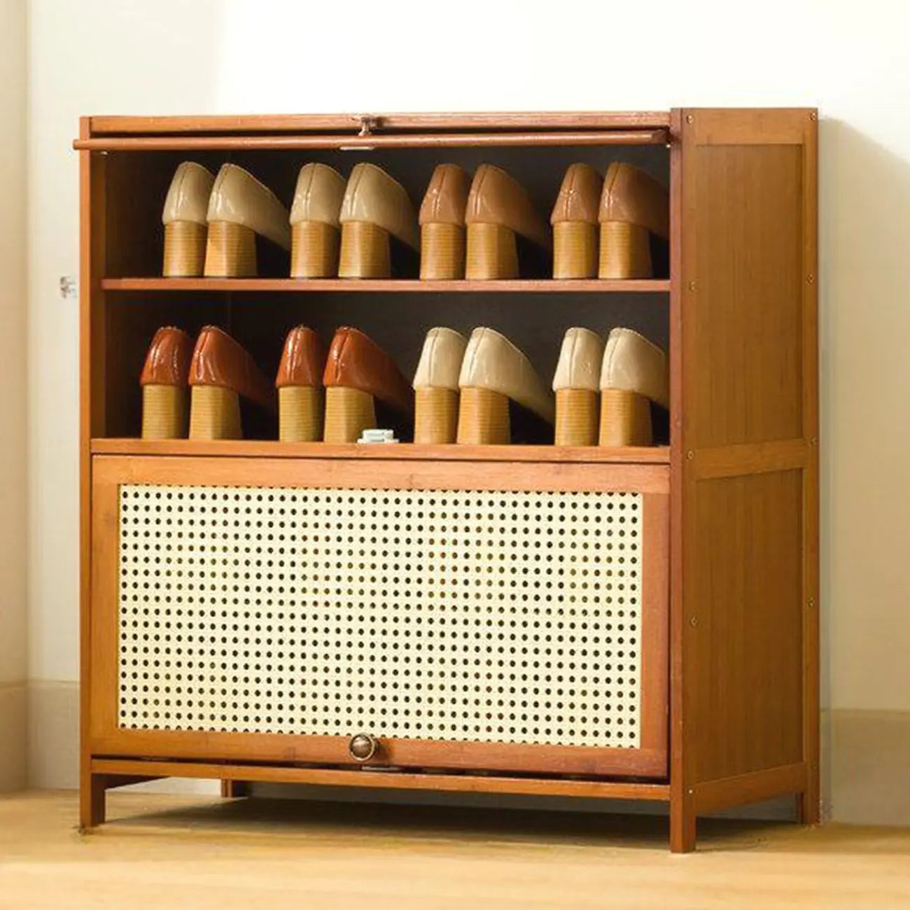 Meuble à chaussures bohème en bois brun avec portes en rotin