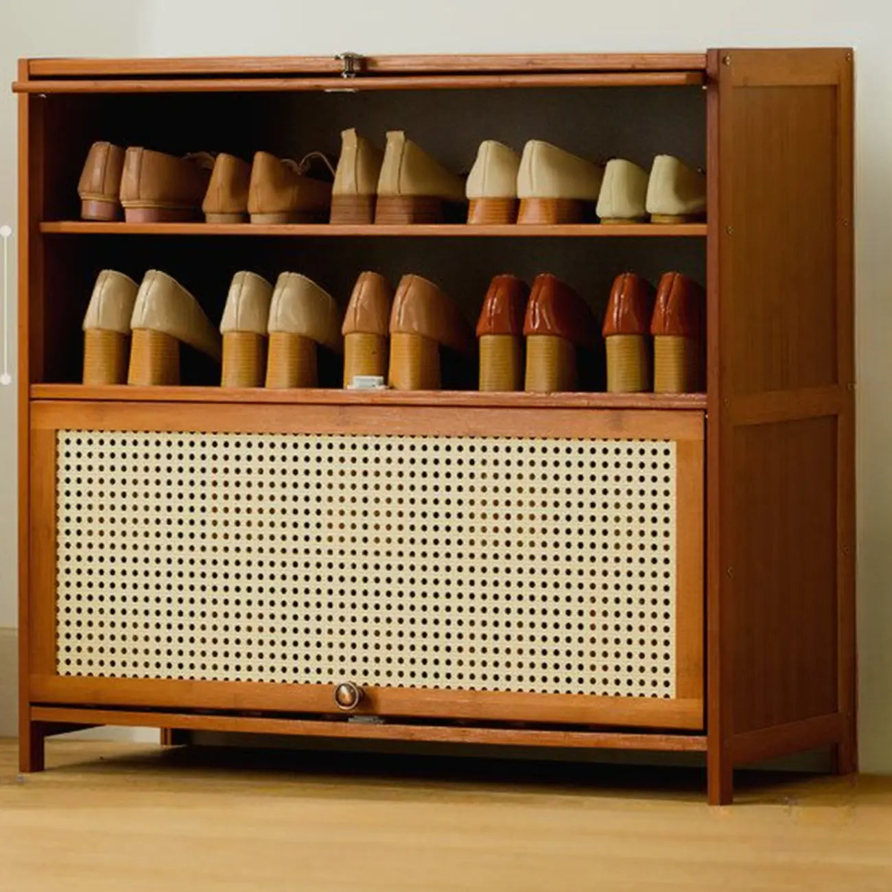 Meuble à chaussures bohème en bois brun avec portes en rotin