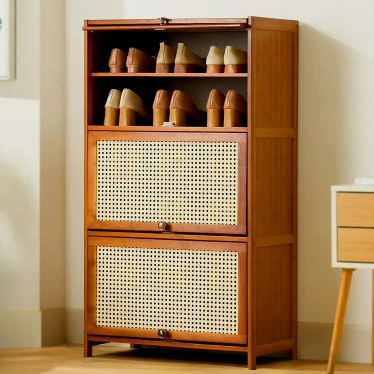 Meuble à chaussures bohème en bois brun avec portes en rotin