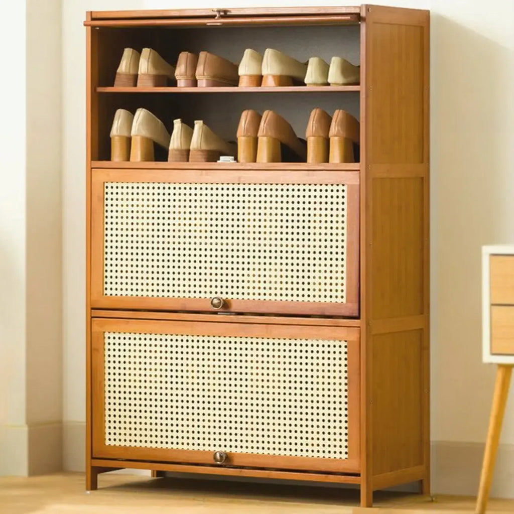 Meuble à chaussures bohème en bois brun avec portes en rotin