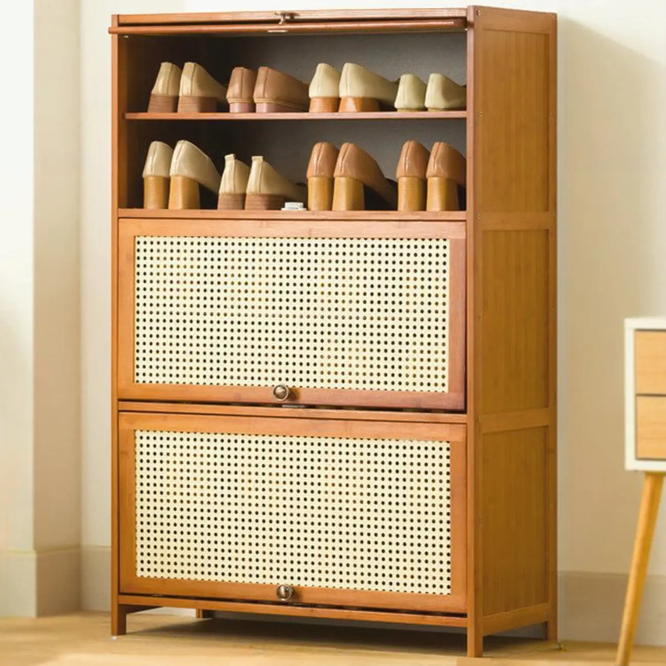 Meuble à chaussures bohème en bois brun avec portes en rotin