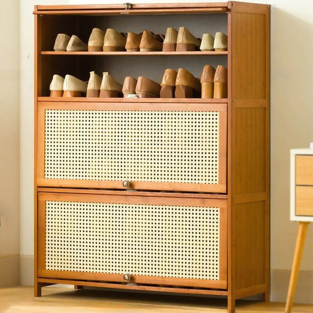 Meuble à chaussures bohème en bois brun avec portes en rotin