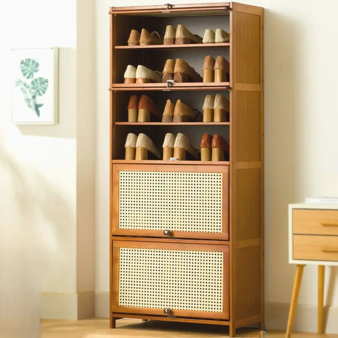 Meuble à chaussures bohème en bois brun avec portes en rotin