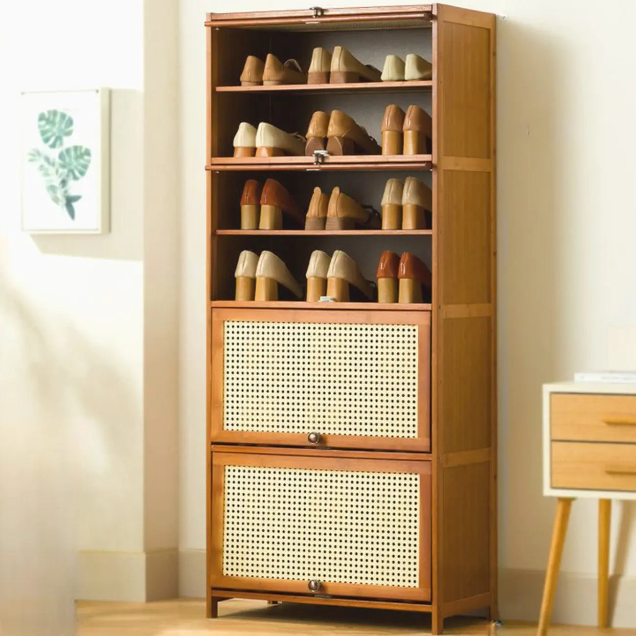 Meuble à chaussures bohème en bois brun avec portes en rotin