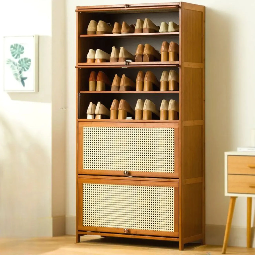 Meuble à chaussures bohème en bois brun avec portes en rotin