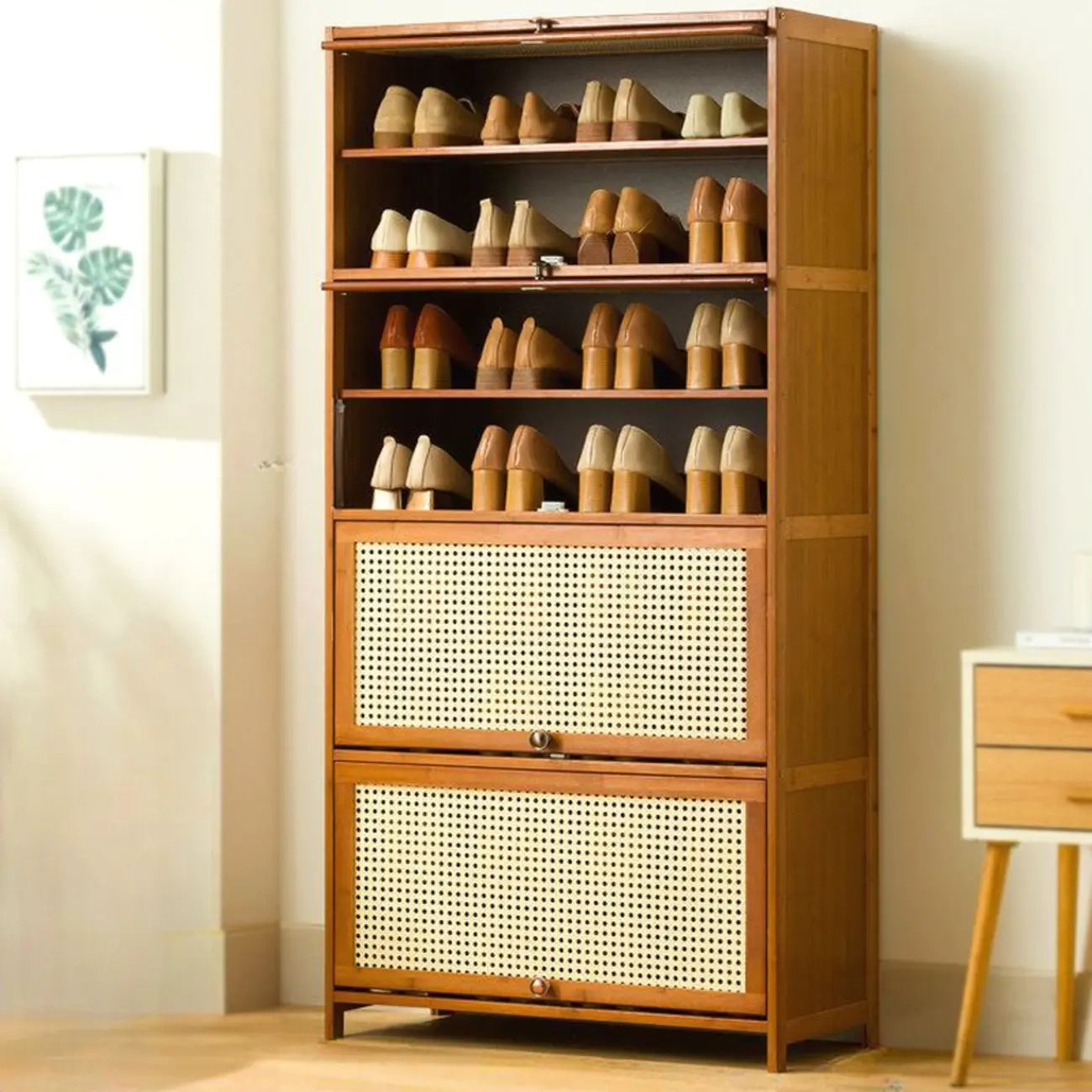 Meuble à chaussures bohème en bois brun avec portes en rotin