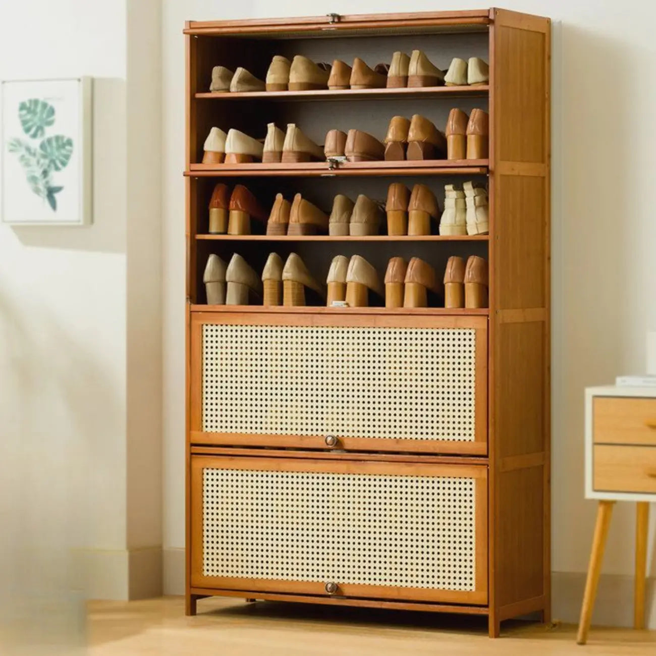 Meuble à chaussures bohème en bois brun avec portes en rotin
