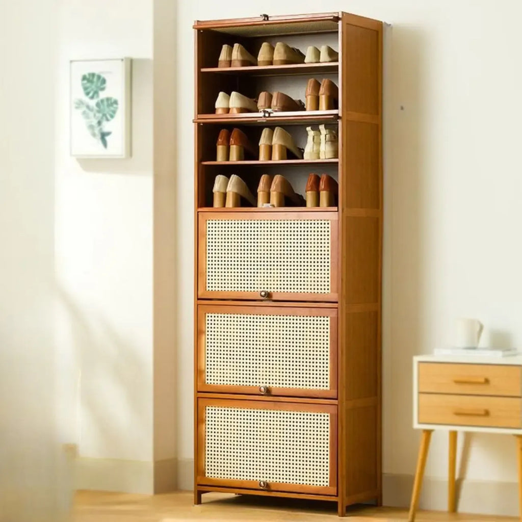 Meuble à chaussures bohème en bois brun avec portes en rotin