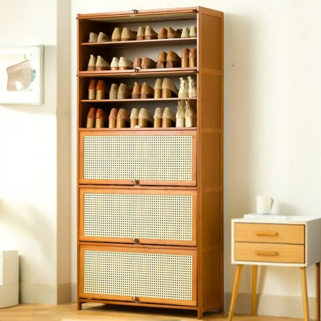 Meuble à chaussures bohème en bois brun avec portes en rotin