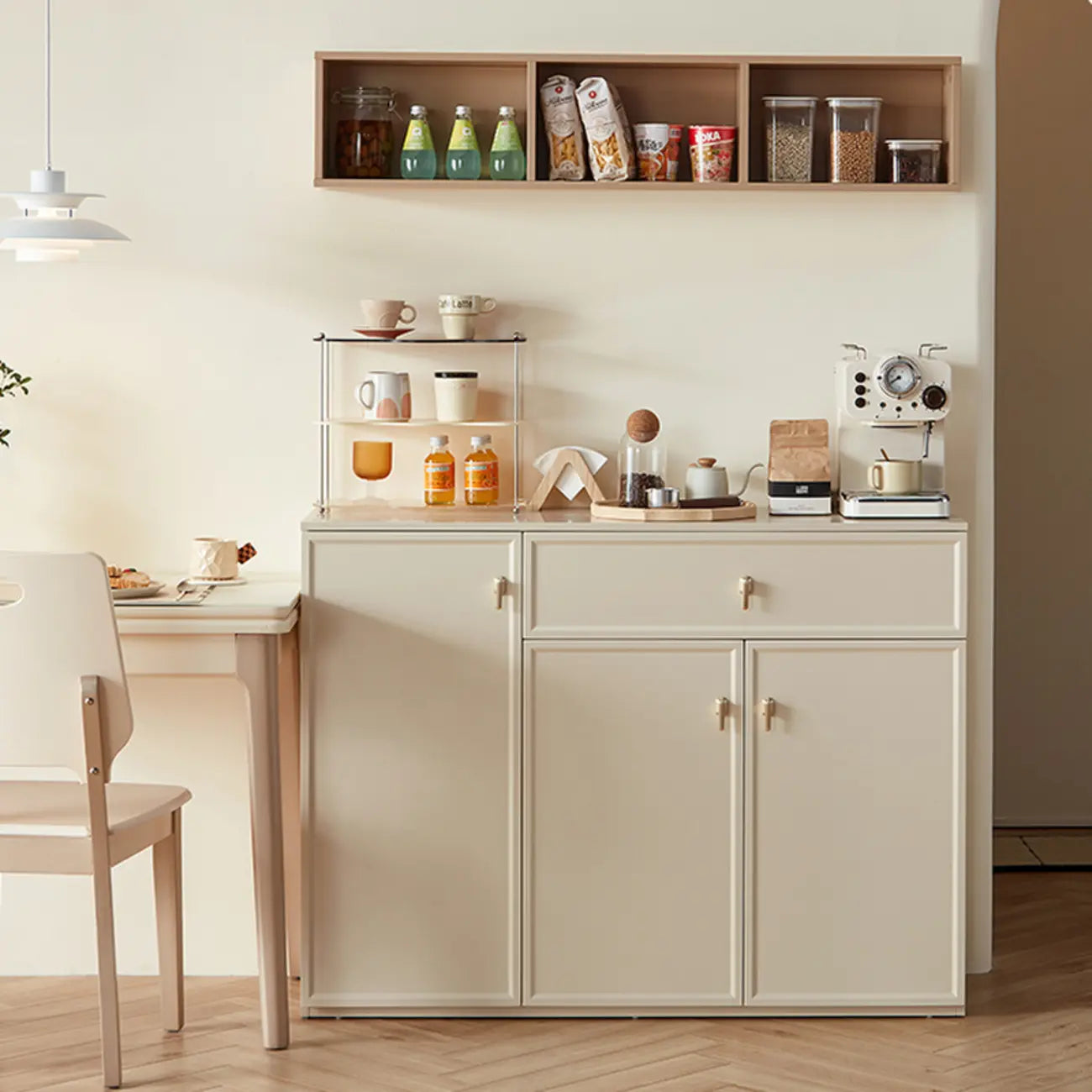 Élégant vaisselier blanc en bois avec étagères