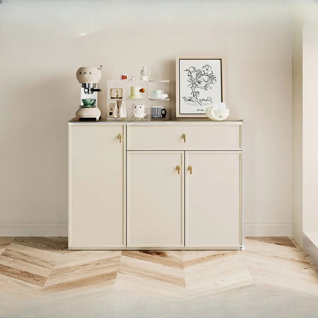 Élégant vaisselier blanc en bois avec étagères