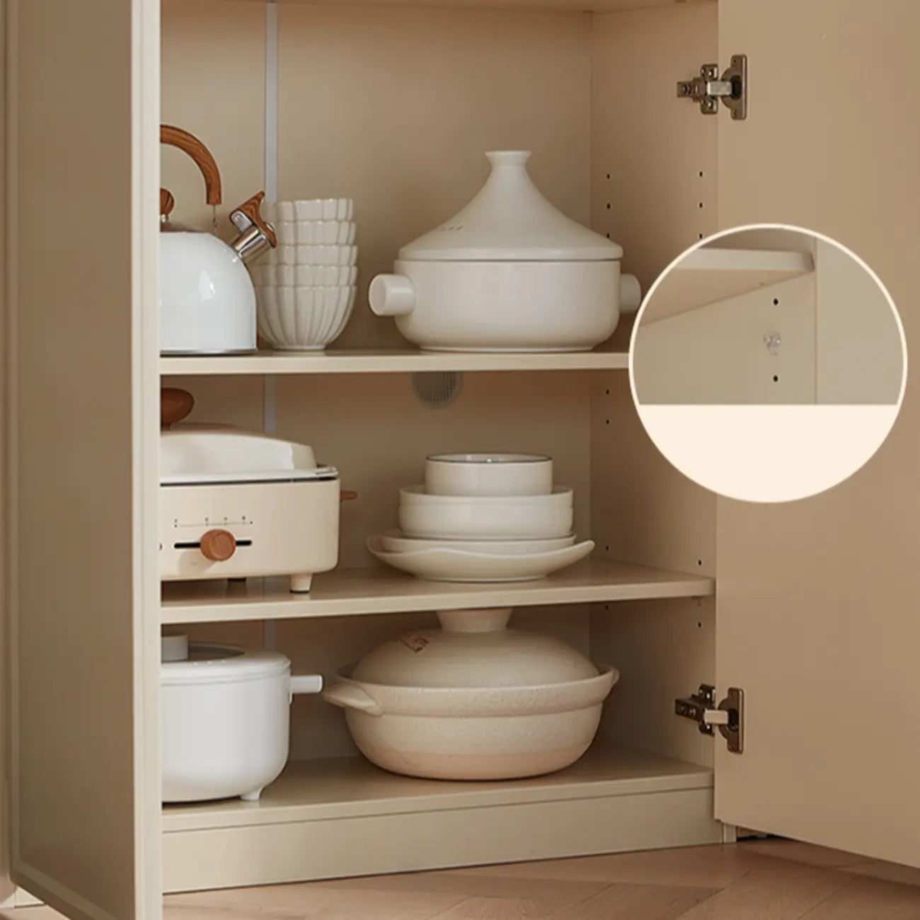 Élégant vaisselier blanc en bois avec étagères