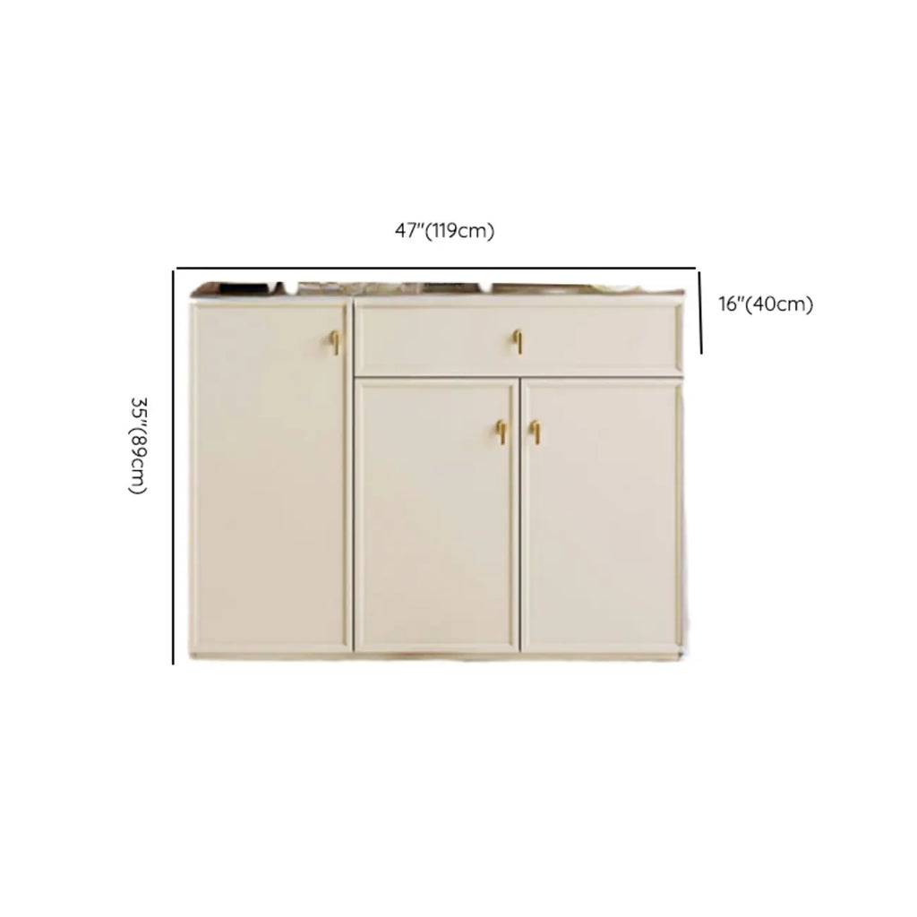 Élégant vaisselier blanc en bois avec étagères