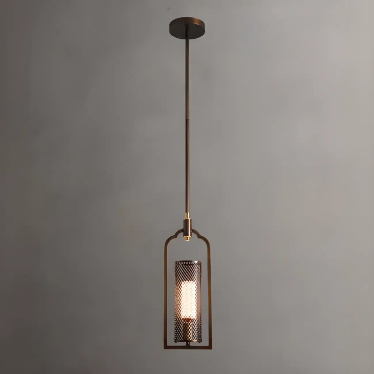 Lampada a sospensione a cilindro in ottone anticato con paralume in rete di rame