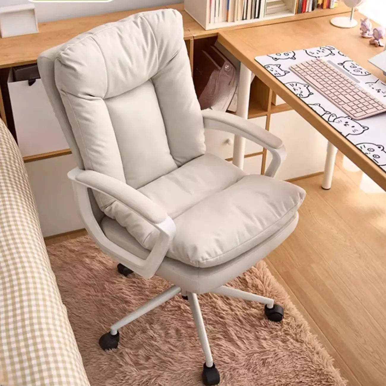 Fauteuil de bureau pivotant tendance en cuir crème rembourré