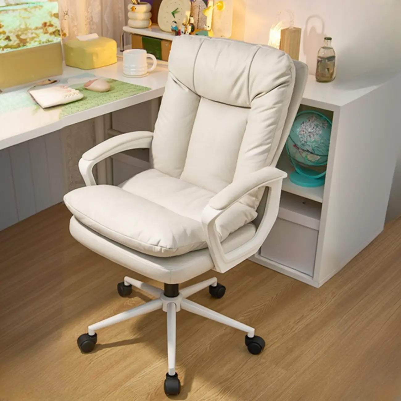 Fauteuil de bureau pivotant tendance en cuir crème rembourré