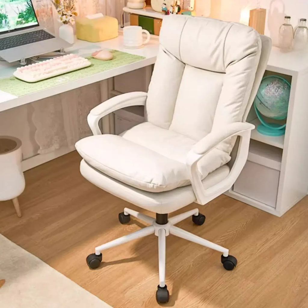 Fauteuil de bureau pivotant tendance en cuir crème rembourré