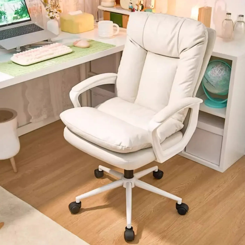 Fauteuil de bureau pivotant tendance en cuir crème rembourré