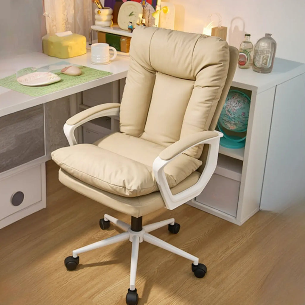 Fauteuil de bureau pivotant tendance en cuir crème rembourré