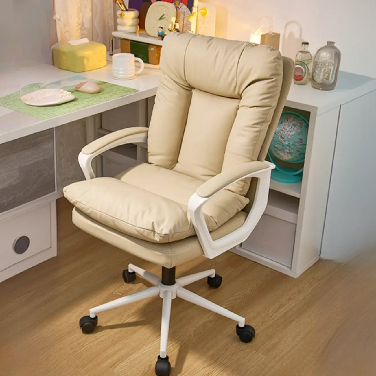 Fauteuil de bureau pivotant tendance en cuir crème rembourré