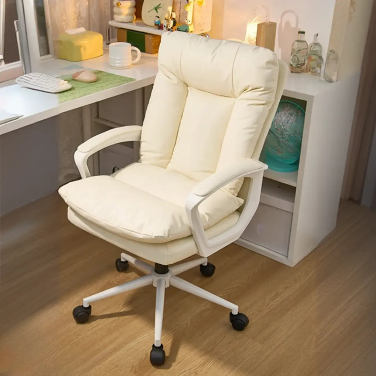 Fauteuil de bureau pivotant tendance en cuir crème rembourré