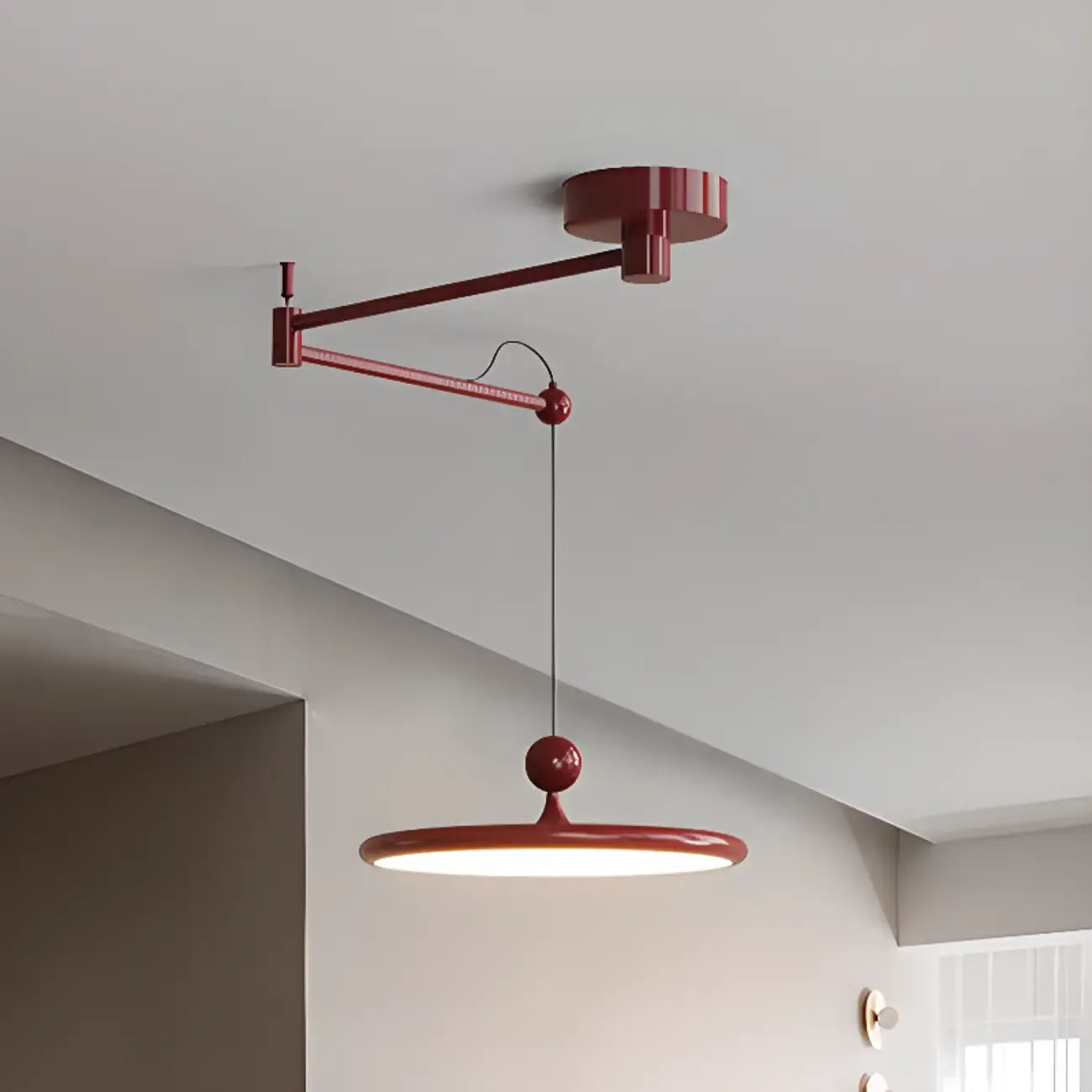 Suspension moderne en métal rouge à bras articulé avec abat-jour en acrylique