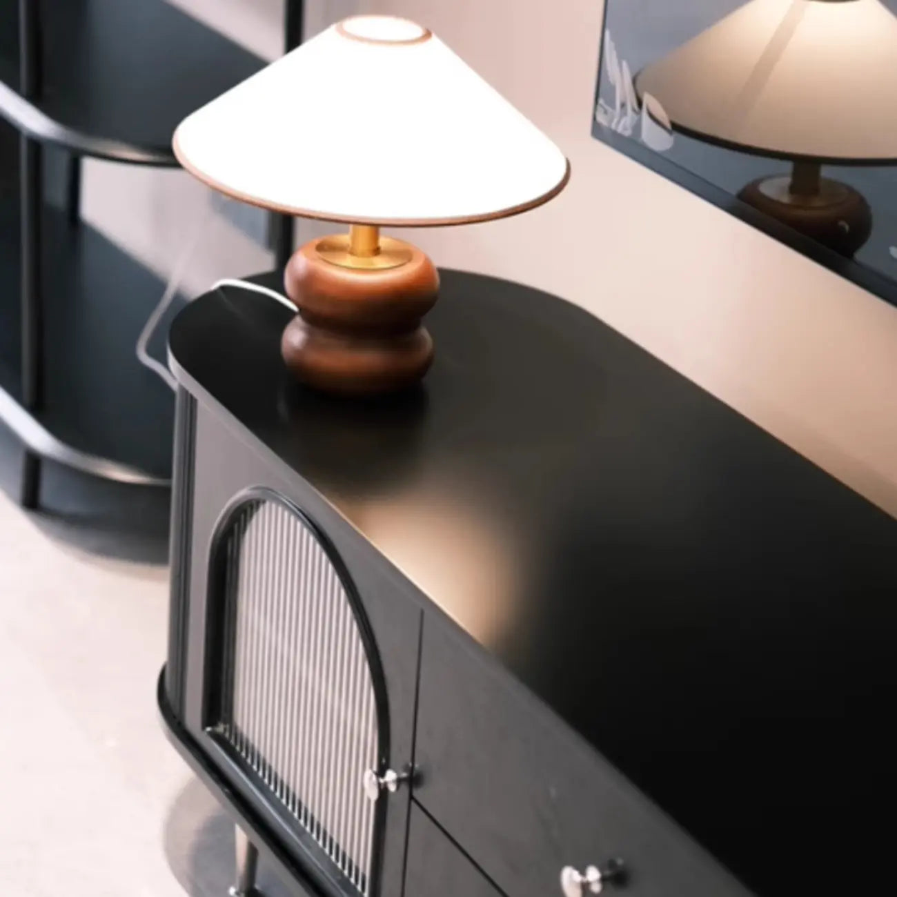 Meuble TV long à 2 niveaux en bois noir avec portes vitrées