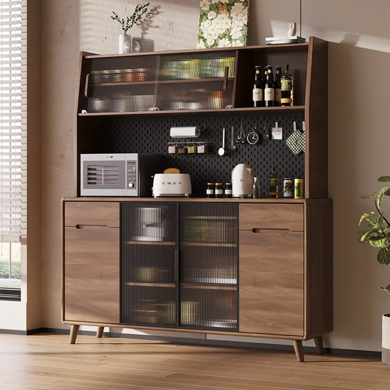 Buffet de cuisine en bois brun avec panneau perforé
